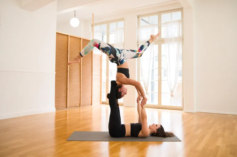 Acroyoga im Studio: Star mit Double Stag