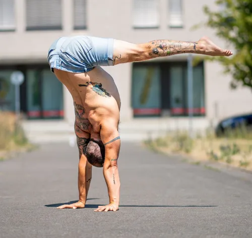 Andrés Covelli im Handstand