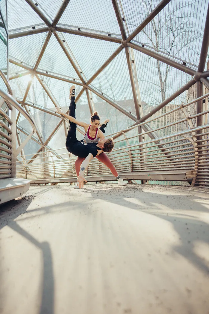 Karel und Inez in einer Acroyoga-Figur auf einer Brücke